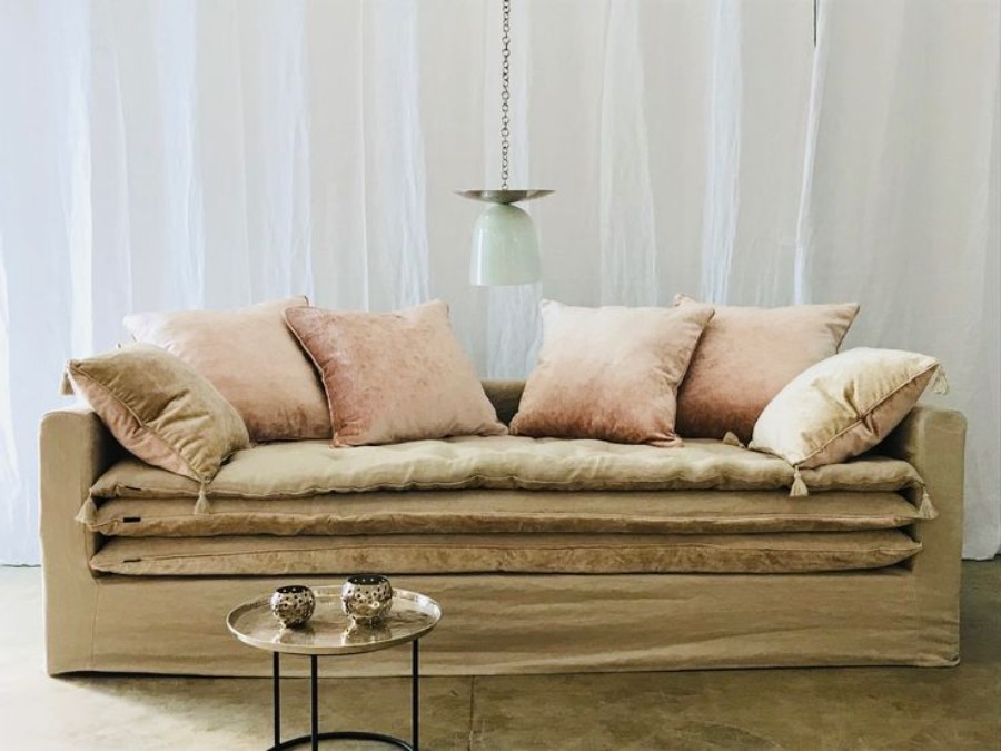 Canapé sur mesure lin lavé beige sable MILLE ET UNE NUIT 1 Canapé sur mesure en lin lavé beige sable MILLE ET UNE NUIT avec coussins en velours rose l Berengere Leroy