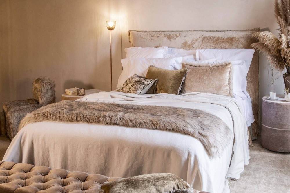 Chambre élégante avec tête de lit en velours sur mesure – Berengere Leroy Luberon