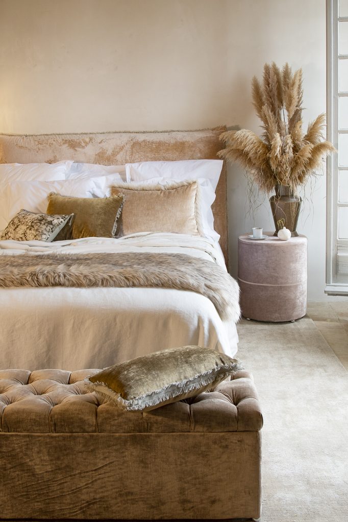 Tête de lit sur mesure en lin beige avec clous décoratifs – Berengere Leroy