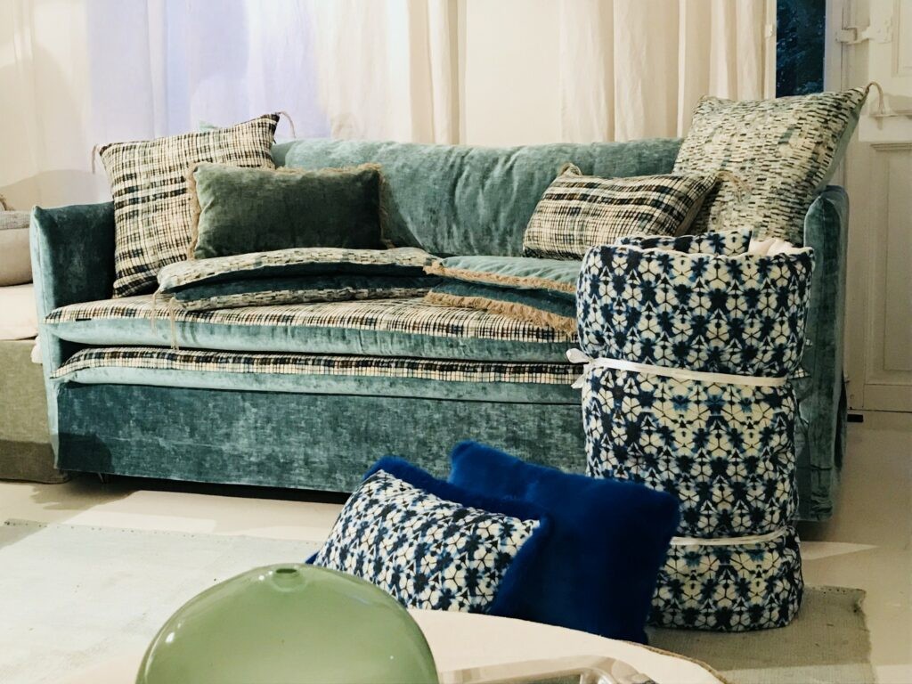 Comment nettoyer un canapé en velours ? Le guide étape par étape 1 Canapé en velours bleu-vert avec coussins – Berengere Leroy