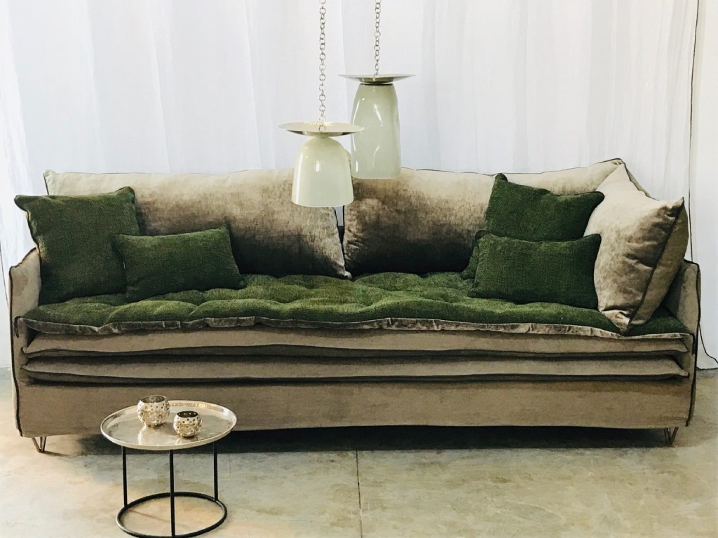 Quel est le meilleur tissu pour un canapé ? 1 Canapé haut de gamme en velours et coussins verts – Berengere Leroy