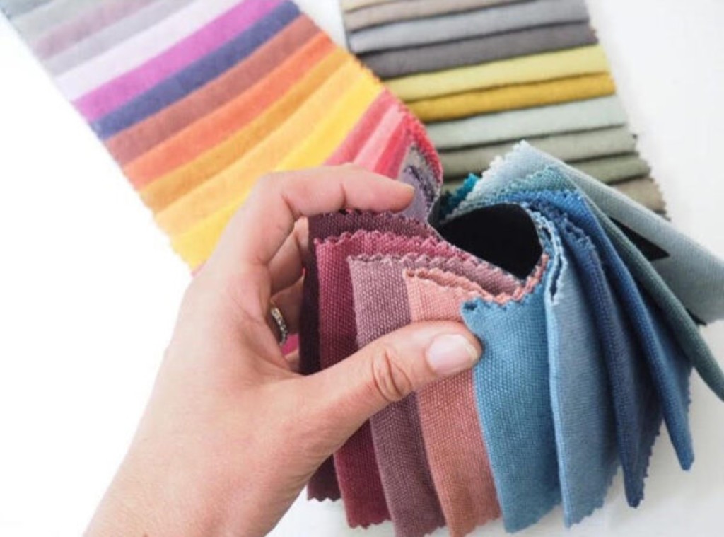 Quelle couleur choisir pour son canapé : le guide complet 1 Nuancier de tissus pour choisir la couleur de son canapé l Berengere Leroy