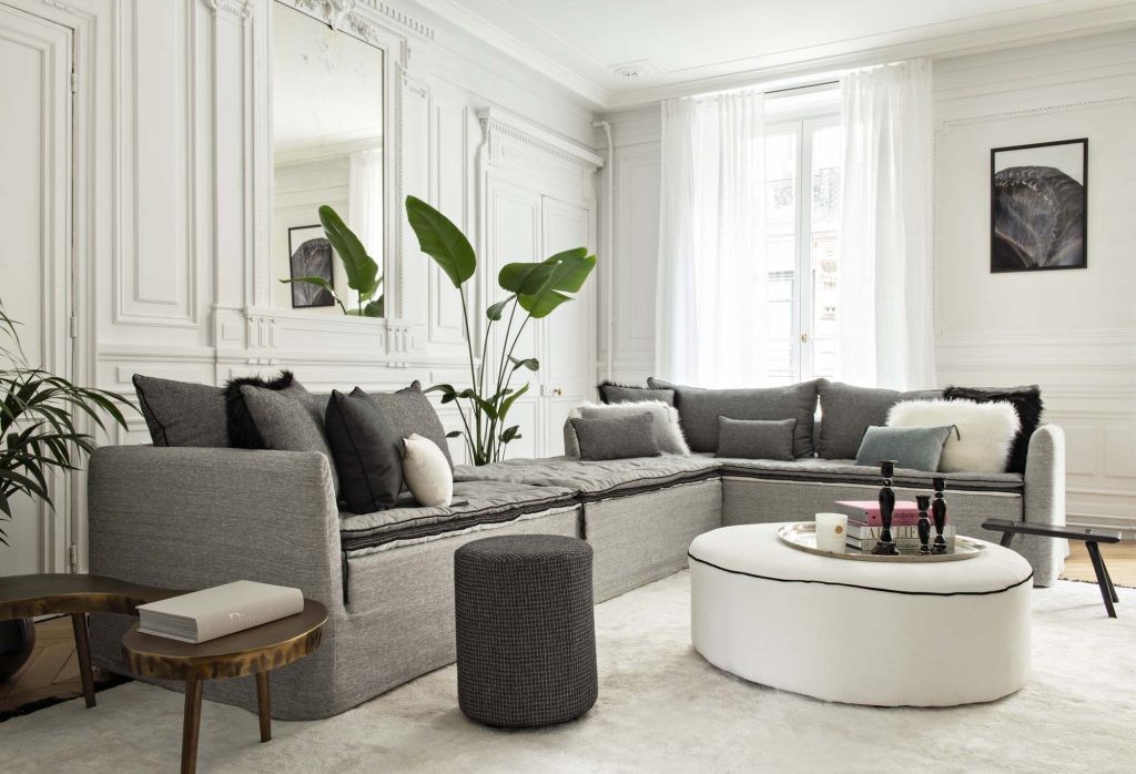 Déco avec canapé gris : nos idées inspirantes pour transformer votre salon 1 Salon élégant avec grand canapé gris modulable et déco contemporaine l Berengere Leroy