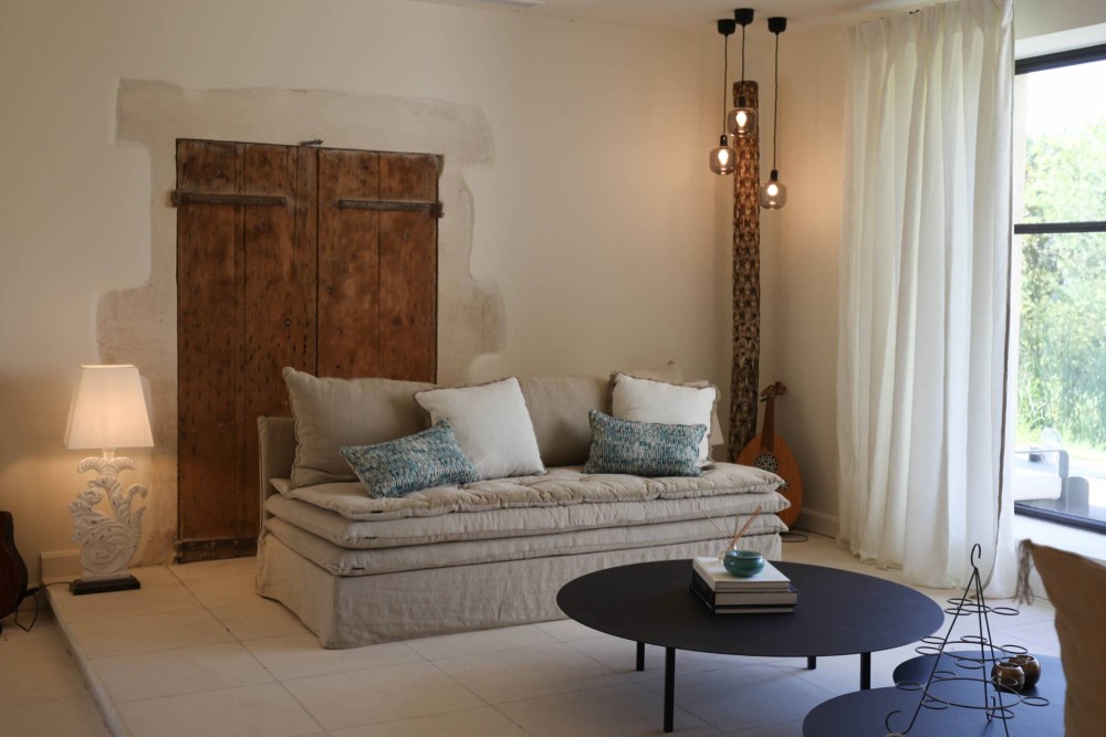 Canapé convertible 2 places : l’élégance compacte 1 Canapé convertible 2 places en lin, design compact et élégant l Berengere Leroy