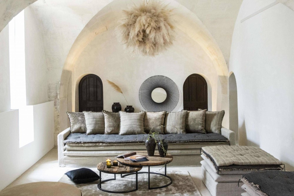 Canapé convertible 3 places : le confort d’un vrai lit, l’élégance d’un canapé de caractère 1 Canapé convertible 3 places haut de gamme dans un intérieur voûté l Berengere Leroy