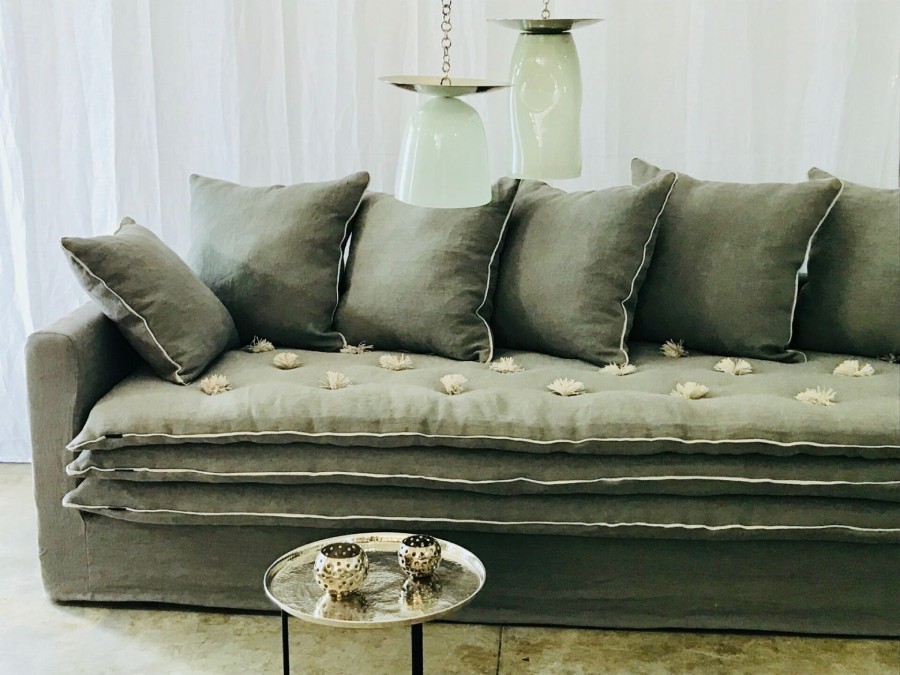 Canapé en lin lavé vert kaki avec coussins Berengere Leroy