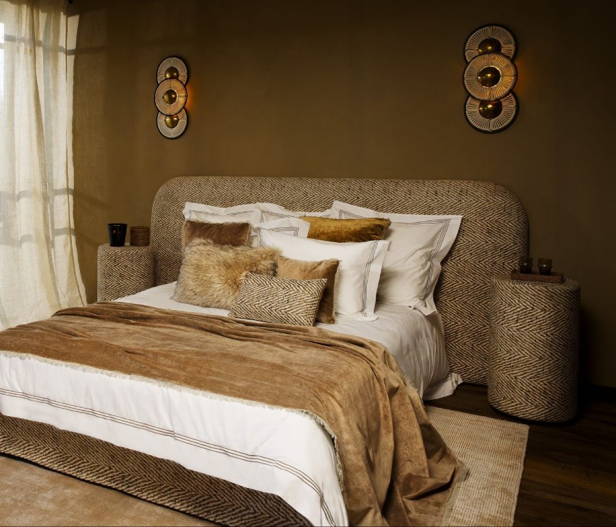 Velours Tsar « Cappuccino » : le neutre gourmand et chaleureux pour le salon 1 Chambre haut de gamme avec tête de lit texturée et palette Cappuccino – Berengere Leroy