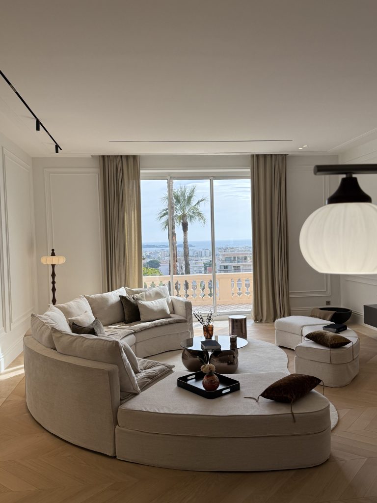 Canapé, table d'art en céramique, tapis, pouf
