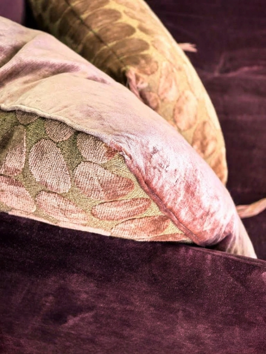 Canapé Mille Et Une Nuit 200 cm en velours Hope aubergine & velours Medaillon nude/ Pièce d'exploration textile et chromatique